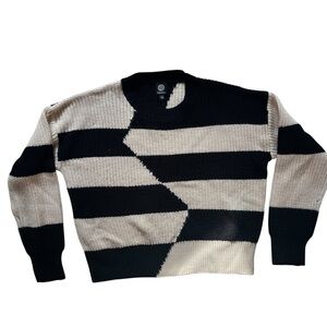 Bobeau Women's Sweater in Black and Cream Geometric Design